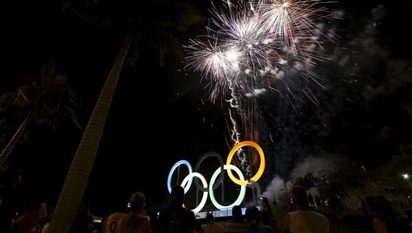 Río de Janeiro ilumina los anillos olímpicos a 442 días de Río 2016 - Sputnik Mundo