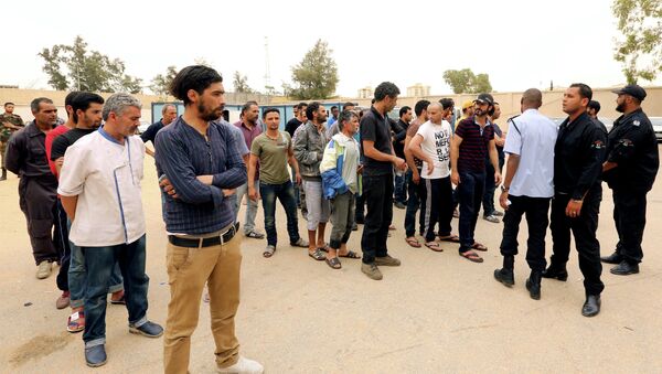 Tunecinos, que estaban en manos de los extremistas del grupo Amanecer de Libia, fueron liberados por als autoridades de Túnez. 21 de mayo de 2015 - Sputnik Mundo