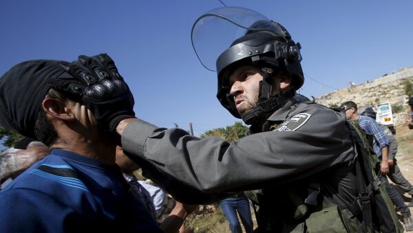 Un policía israelí golpea a un palestino en Cisjordania - Sputnik Mundo