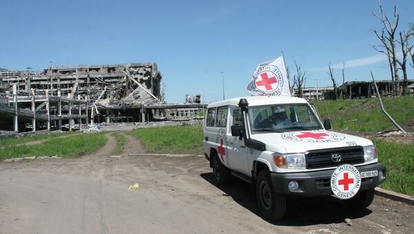 Coche de la Cruz Roja en el aeropuerto de Donetsk - Sputnik Mundo