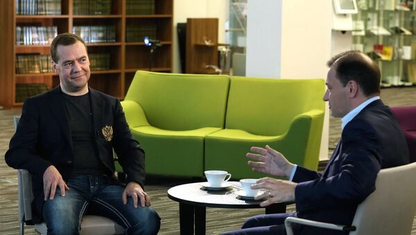 Dmitri Medvédev (izda.), primer ministro de Rusia, durante una entrevista a la cadena Rossiya 1 - Sputnik Mundo