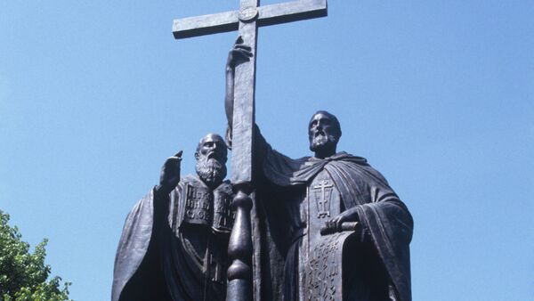 Un monumento a los Santos Cirilo y Metodio - Sputnik Mundo