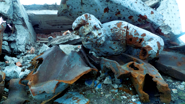 Monumento destruido en la colina Saur Moguila, este de Donetsk - Sputnik Mundo