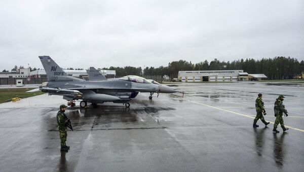 F-16CM fighter jets from the U.S. are parked at Kallax Airport outside Lulea, northern Sweden, May 26, 2015, during the Arctic Challenge Exercise (ACE 2015). - Sputnik Mundo