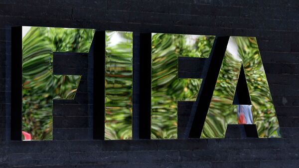 The logo of soccer's international governing body FIFA is seen on its headquarters in Zurich, Switzerland, May 27, 2015 - Sputnik Mundo