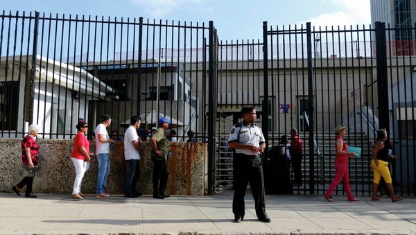 People line up to apply for visas outside the U.S. Interests Section compound in Havana - Sputnik Mundo