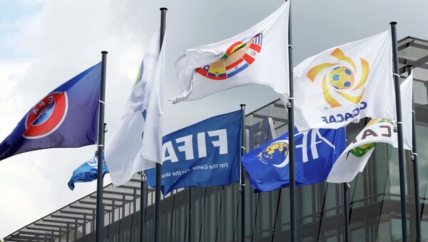 Banderas en frente de la sede de FIFA en Zurich - Sputnik Mundo