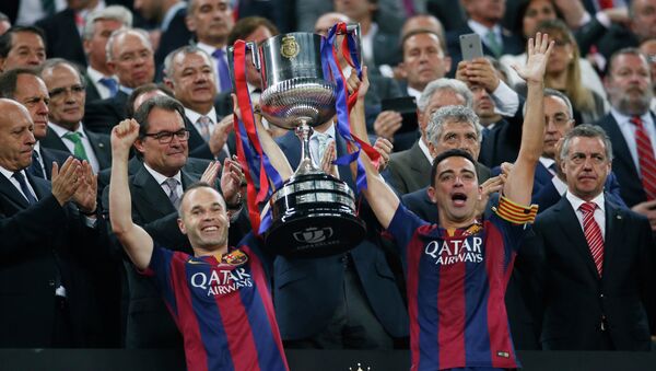 Andres Iniesta y Xavi con la Copa del Rey - Sputnik Mundo
