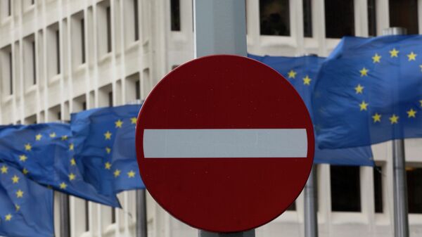 EU flags flap in the wind behind a no entry traffic sign in front of EU headquarters in Brussels - Sputnik Mundo
