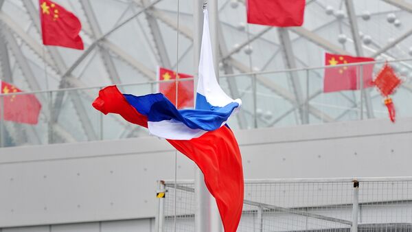 Chinese soldiers fly the Russian flag during the visit of Russian President Dmitry Medvedev at the World Expo 2010 in Shanghai on September 28, 2010. - Sputnik Mundo