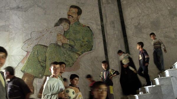 La gente en el palacio de Sadam Husein en Mosul (archivo) - Sputnik Mundo