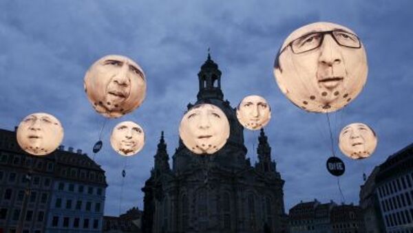 Globos con rostros de los líderes del G7 - Sputnik Mundo