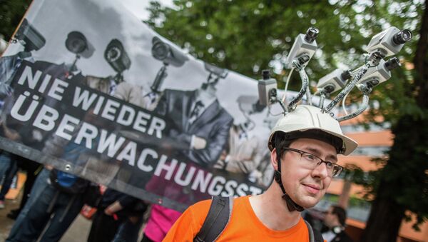 Miembro del Partido Pirata de Alemania durante una manifestación contra las actividades de espionaje de la NSA y BND. 30 de mayo de 2015 - Sputnik Mundo
