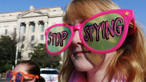 Miembros del grupo Code Pink protestan contra la recopilación de datos personales de los estadounidenses - Sputnik Mundo