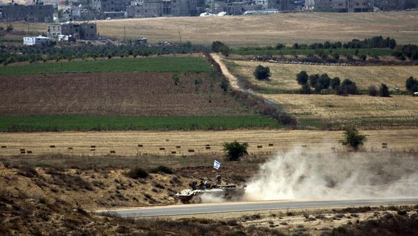 Vehículo blindado israelí cerca de la Franja de Gaza durante los ejercicios militares - Sputnik Mundo