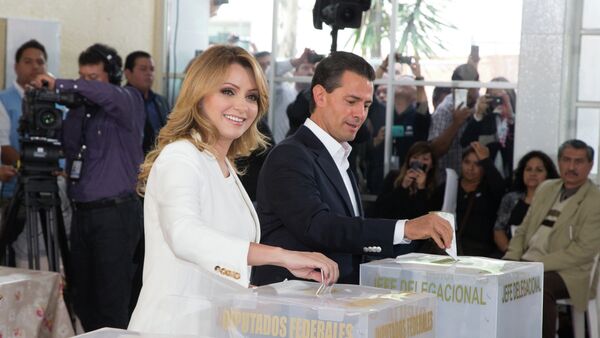 Presidente de México Enrique Peña Nieto y su esposa Angélica Rivera de Peña en las elecciones - Sputnik Mundo