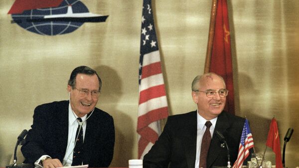 Presidente de EEUU, George Bush, y secretario general del Comité Central del Partido Comunista de la URSS, Mijaíl Gorbachov, durante su encuentro en Malta. 3 de diciembre de 1989 - Sputnik Mundo