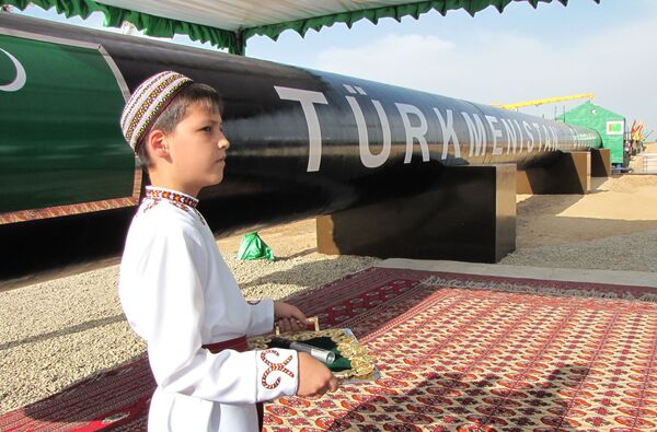 Un niño turkmeno vestido tradicionalmente espera al presidente Gurbangulí Berdimujamédov durante la ceremonia de inauguración de un gasoducto en 2010 Un niño turkmeno vestido tradicionalmente espera al presidente Gurbangulí Berdimujamédov durante la ceremonia de inauguración de un gasoducto en 2010 - Sputnik Mundo