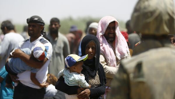 Refugiados sirios despues de pasar la frontera de Turquía, el 10 de junio, 2015 - Sputnik Mundo