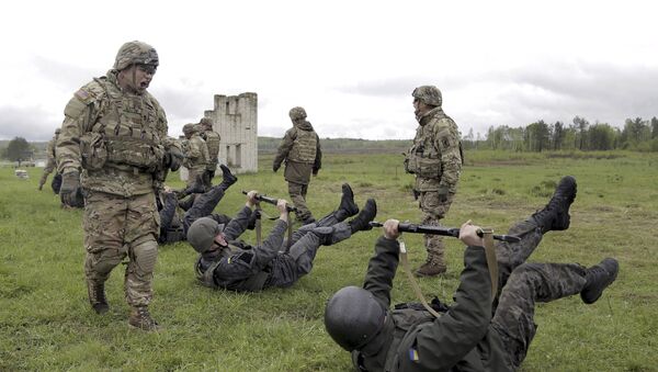 Militar del Ejército de EEUU entrena a soldados ucranianos durante los ejercicios militares conjuntos - Sputnik Mundo