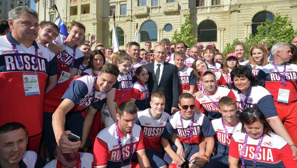 Vladímir Putin con los deportistas rusos - Sputnik Mundo