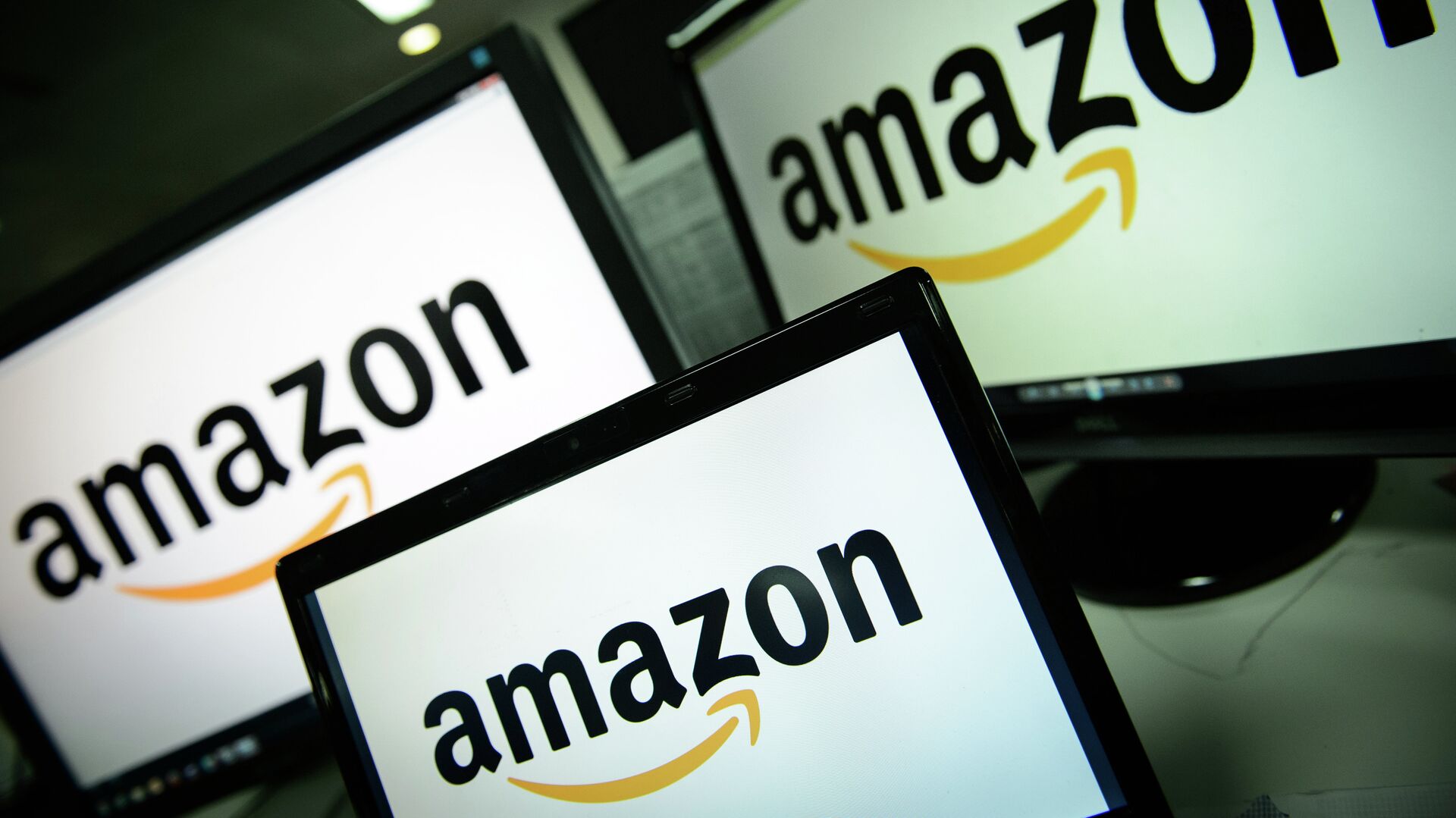 A picture shows the logo of the online retailer Amazon dispalyed on computer screens in London on December 11, 2014 - Sputnik Mundo, 1920, 13.08.2021