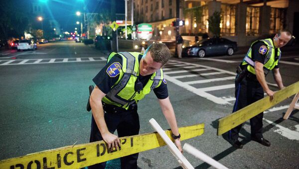 Policías en el lugar del tiroteo en Charleston - Sputnik Mundo