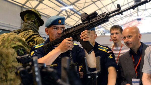 Armas de la marca Kalashnikov en el foro Army 2015 - Sputnik Mundo