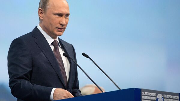 Vladímir Putin, presidente de Rusia, en la sesión plenaria del Foro Económico Internacional de San Petersburgo, el 19 de junio, 2015 - Sputnik Mundo