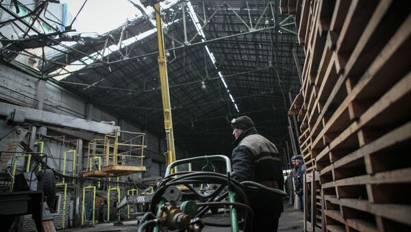 Reconstrucción en una planta en Donetsk - Sputnik Mundo