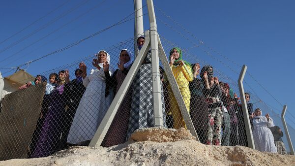Refugiados sirios esperan la llegada de la Alta Comisionada de la ONU para los Refugiados, Antonio Guterres, en el campo de refugiados de Midyat en Mardin, sudeste de Turquía - Sputnik Mundo