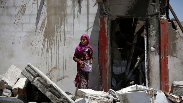 Edificios destruidos por un ataque aéreo de la coalición saudita a las afueras de Sanaa, Yemen - Sputnik Mundo
