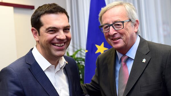 Alexis Tsipras, primer ministro de Grecia, y Jean-Claude Juncker, jefe de la Comisión Europea, en Bruselas, Bélgica, el 11 de junio, 2015 - Sputnik Mundo
