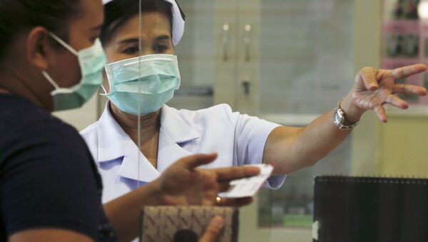 A nurse and a woman wear masks to prevent contracting Middle East Respiratory Syndrome (MERS) at the Bamrasnaradura Infectious Diseases Institute in Nonthaburi province, on the outskirts of Bangkok, Thailand, June 19, 2015. - Sputnik Mundo