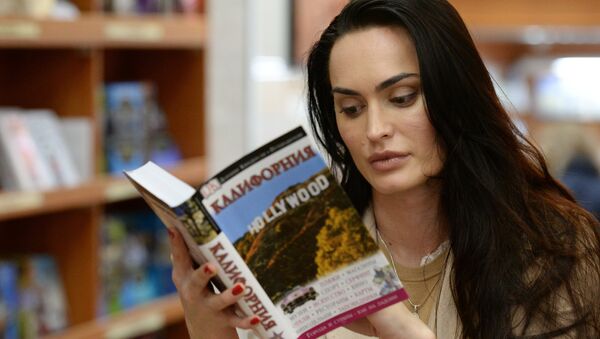 Mujer lees un libro en la librería Biblio Globus en Moscú - Sputnik Mundo