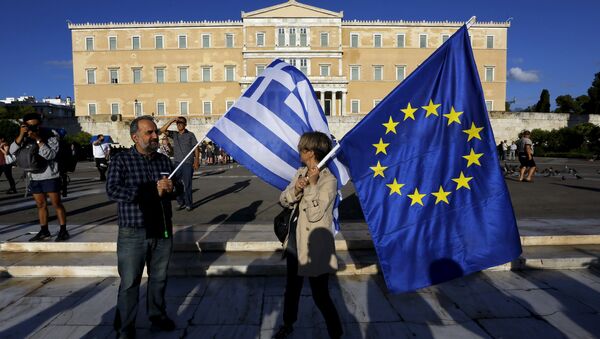 Manifestantes pro-UE con banderas de Grecia y de la Unión Europea - Sputnik Mundo