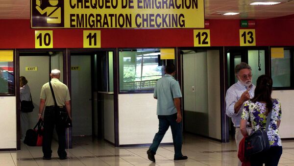 Viajeros en el puesto de control de la inmigración en el Aeropuerto Internacional José Martí en La Habana, Cuba - Sputnik Mundo