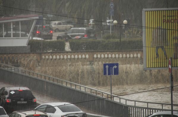 Lluvias torrenciales han paralizado la ciudad de Sochi - Sputnik Mundo