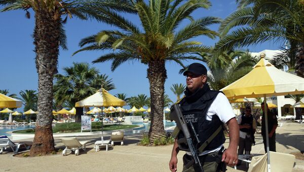Agente de seguridad tunecino en el lugar del atentado terrorista en el hotel Imperial Marhaba. 26 de junio de 2015 - Sputnik Mundo