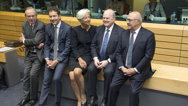 Pier Carlo Padoan, ministro de finanzas de Italia, Jeroen Dijsselbloem, presidente del Eurogrupo, Christine Lagarde, directora del FMI, Michael Noonan, ministro de finazas de Irlanda, y Michel Sapin, ministro de finanzas de Francia, en Bruselas, Bélgica, el 25 de junio, 2015 - Sputnik Mundo