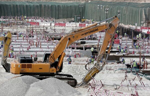 Trabajadores extranjeros a la construcción de los proyectos par la Copa de Fútbol 2022 - Sputnik Mundo