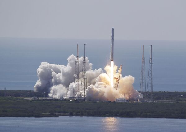El cohete Falcon 9 explota tras despegar desde Cabo Cañaveral - Sputnik Mundo