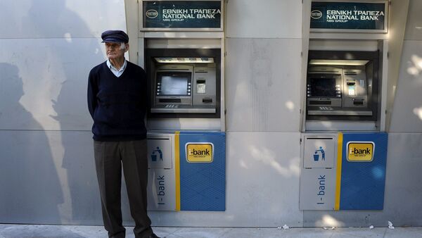 Jubilado espera al lado de un cajero automático del Banco Nacional de Grecia para percibir su pensión en Tesalónica, Grecia, el 29 de junio, 2015 - Sputnik Mundo