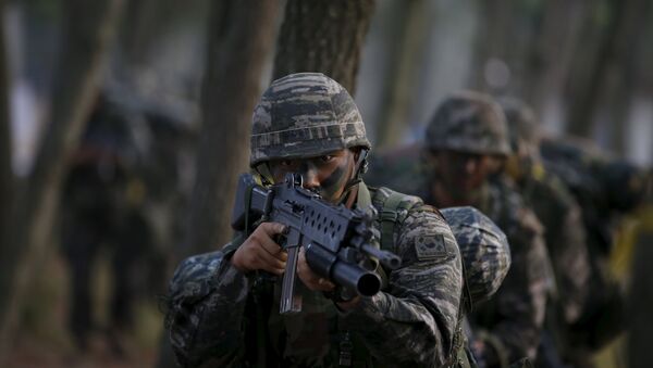 Los soldados del ejército del Сorea del Sur participan en un simulacro de operación militar en una orilla en Taean - Sputnik Mundo