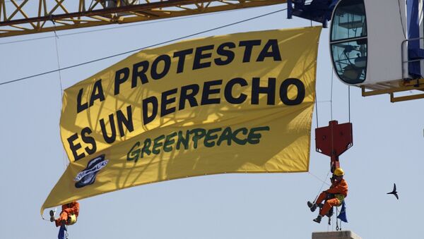 Activistas de Greenpeace cuelgan una pancarta contra la Ley Mordaza sobre el Congreso de los Diputados. Madrid, 30 de junio de 2015 - Sputnik Mundo