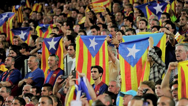 Los hinchas de Barça con banderas independistas de Cataluña (Archivo) - Sputnik Mundo