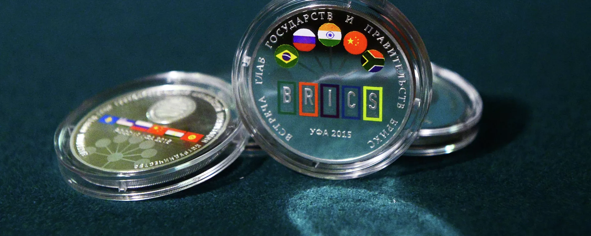 Monedas conmemorativas de plata con las banderas de los países miembros del BRICS - Sputnik Mundo, 1920, 04.12.2023