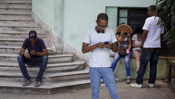 Los cubanos usan el Internet de Wi-Fi público en La Habana - Sputnik Mundo