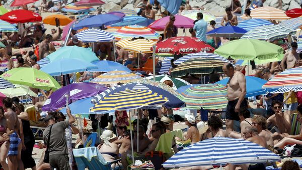 Gente pasa el tiempo en la playa cerca de Barcelona durante la ola de calor - Sputnik Mundo