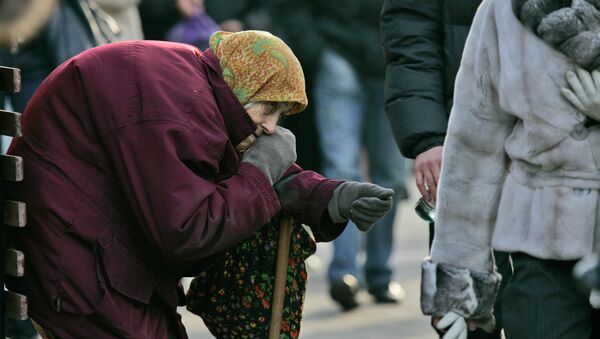 Aciana ucraniana pide limosna en calles de Kiev - Sputnik Mundo